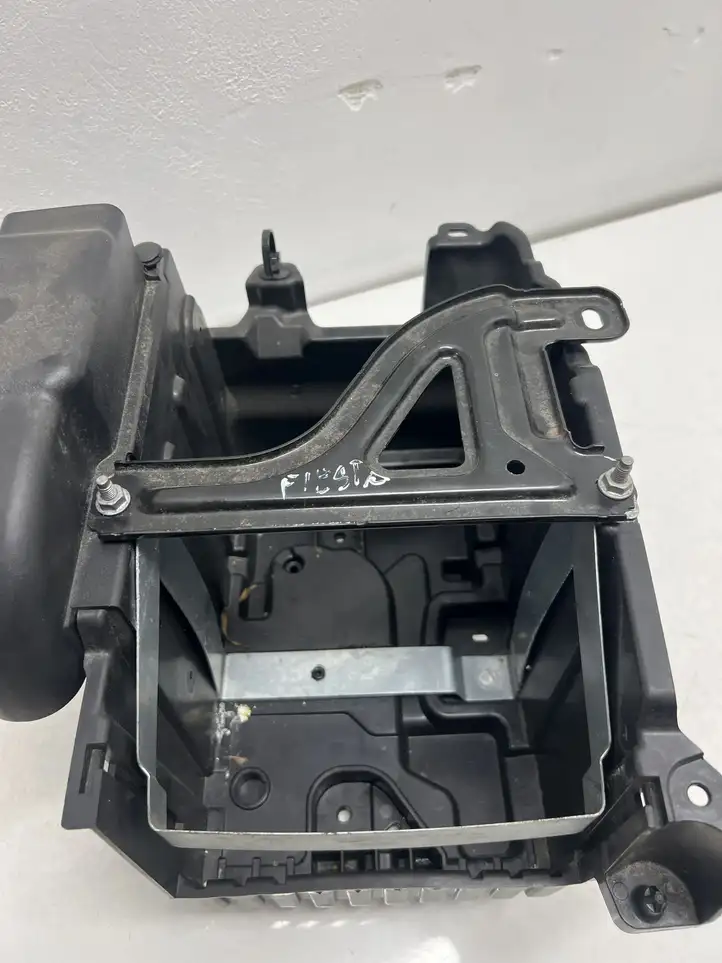Ford Fiesta (2017 - ) H1BB10723AC Ящик аккумулятора — фото 8