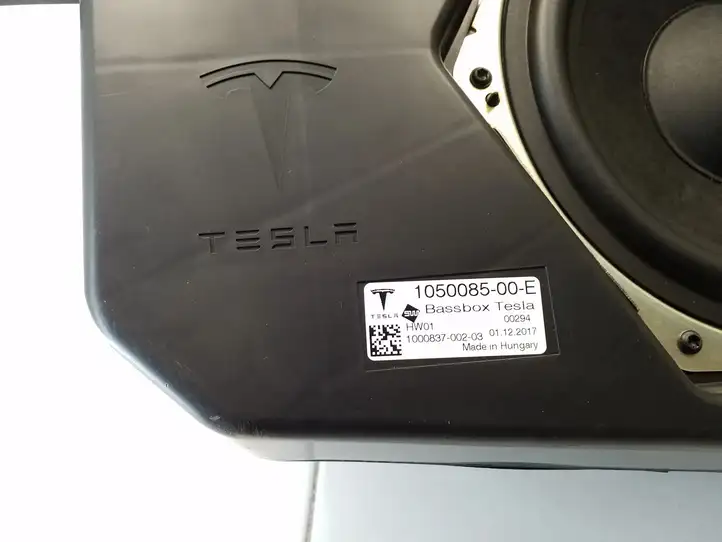 Tesla Model X (2015 - 2021) 105008500E Сабвуфер — фото 3