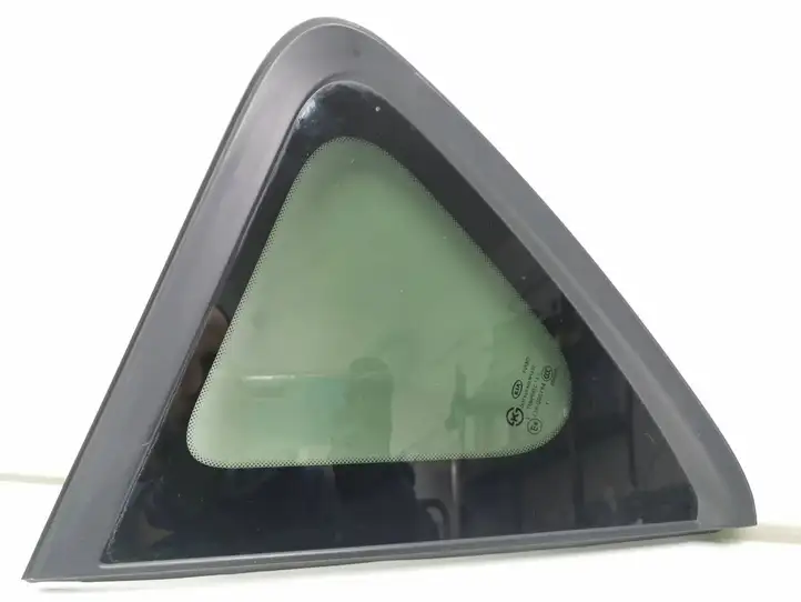 Kia Soul (2014 - 2016)  E443R000184 Маленькое стекло 