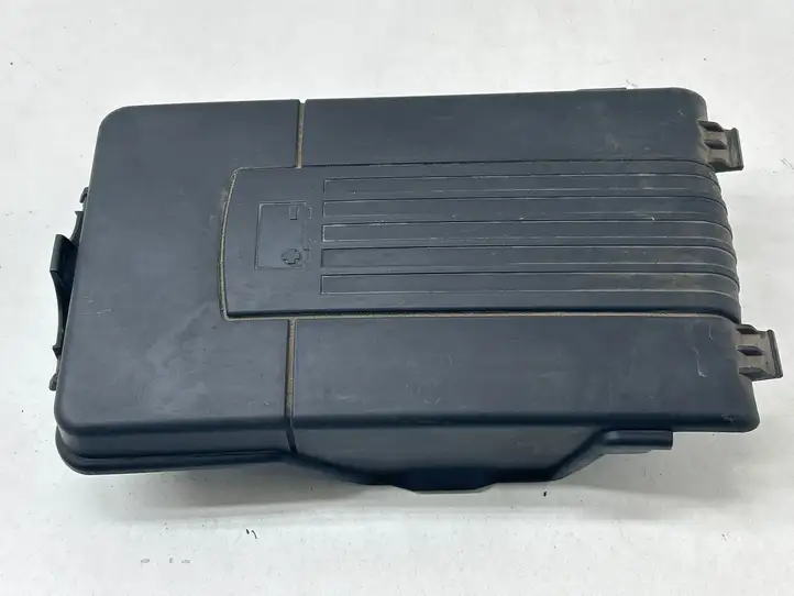 Volkswagen PASSAT B6 (2005 - 2010) 1K0915443A Крышка ящика аккумулятора — фото 1