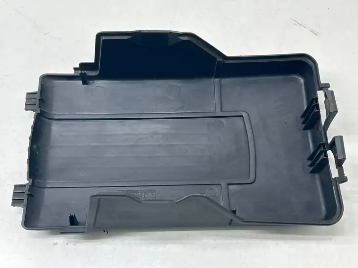 Volkswagen PASSAT B6 (2005 - 2010) 1K0915443A Крышка ящика аккумулятора — фото 2