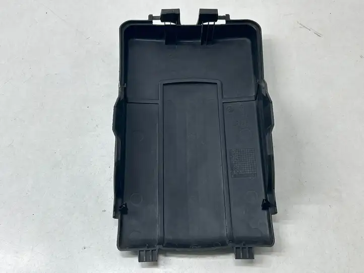Volkswagen PASSAT B6 (2005 - 2010) 1K0915443A Крышка ящика аккумулятора — фото 3
