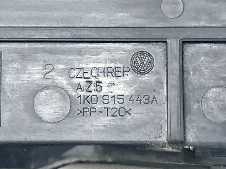 Volkswagen PASSAT B6 (2005 - 2010) 1K0915443A Крышка ящика аккумулятора — фото 4