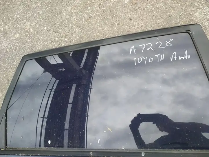 Toyota Avensis Verso (1995 - 2001) Стекло задней двери — фото 3