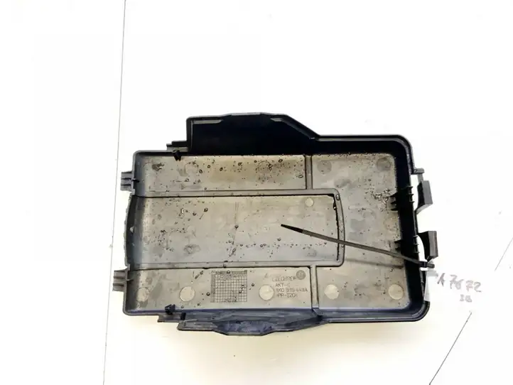 Volkswagen Golf V (2003 - 2009) 1k0915443a Крышка ящика аккумулятора — фото 3