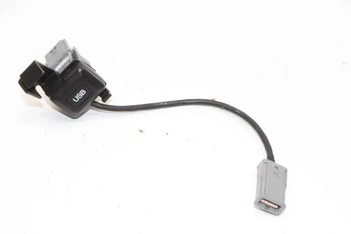 Honda Accord (2008 - 2016) USB разъем — фото 1