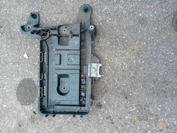 Volkswagen Golf VI (2009 - 2013) 1K0915333 Площадка аккумулятора — фото 3