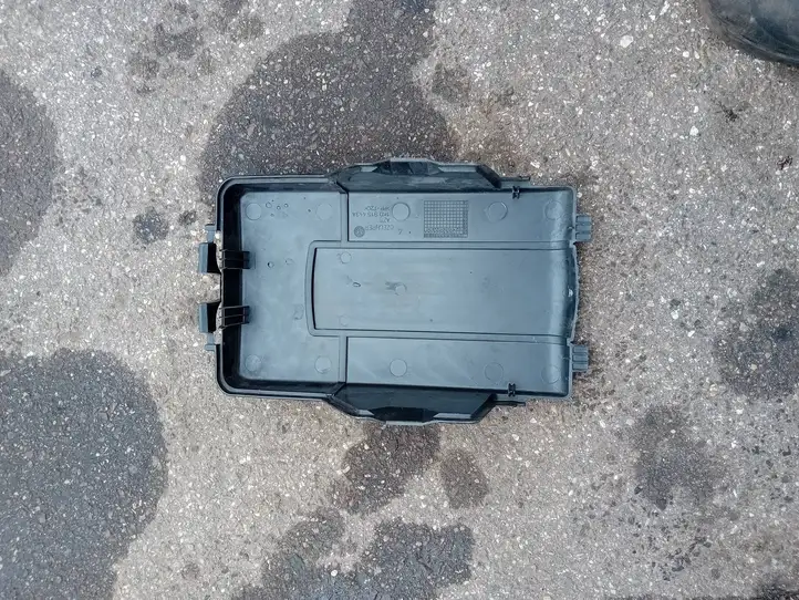 Volkswagen Golf VI (2009 - 2013) 1K0915443A Крышка ящика аккумулятора — фото 2