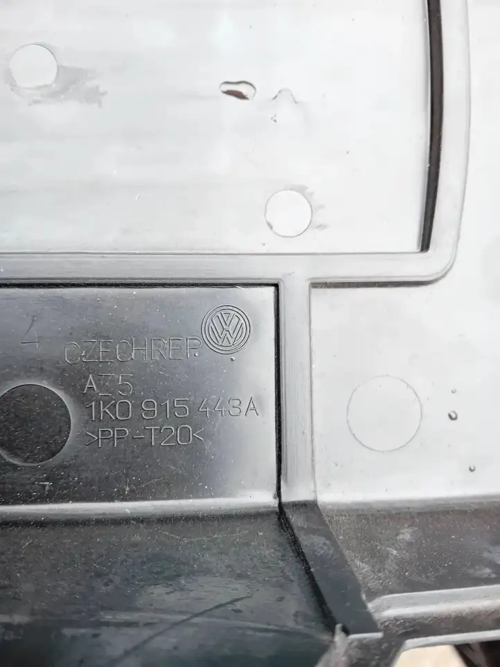 Volkswagen Golf VI (2009 - 2013) 1K0915443A Крышка ящика аккумулятора — фото 3