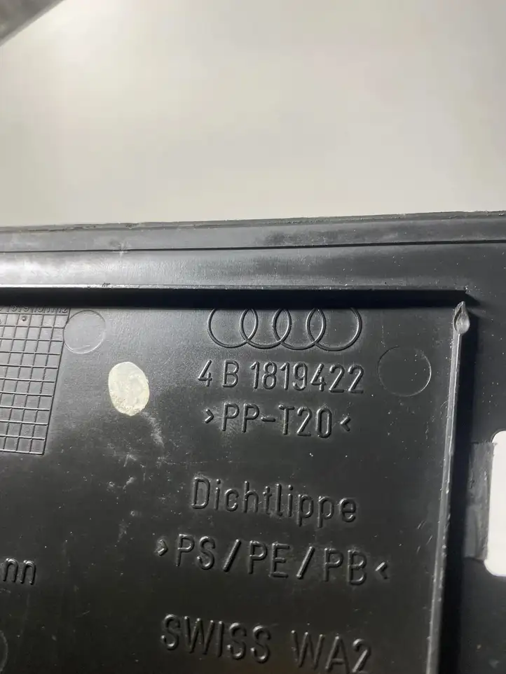 Audi A6 S6 C5 4B (1997 - 2001) 4B1819422 Крышка ящика аккумулятора — фото 3
