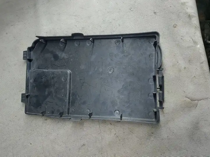 Volkswagen Touran I (2003 - 2010) 1K0915443 Крышка ящика аккумулятора — фото 2