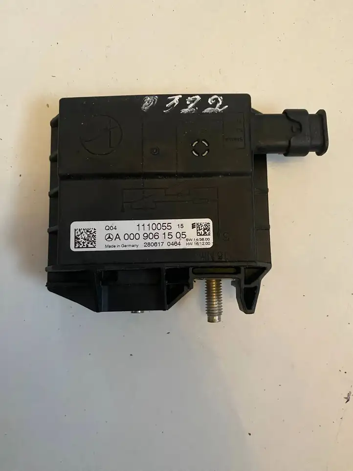 Mercedes-Benz C AMG W205 (2014 - ) A0009061505 Реле защиты аккумулятора — фото 1