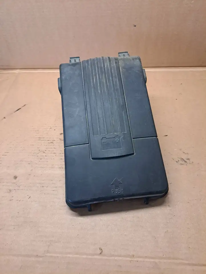 Volkswagen PASSAT B6 (2005 - 2010) 1K0915443C Крышка ящика аккумулятора — фото 1
