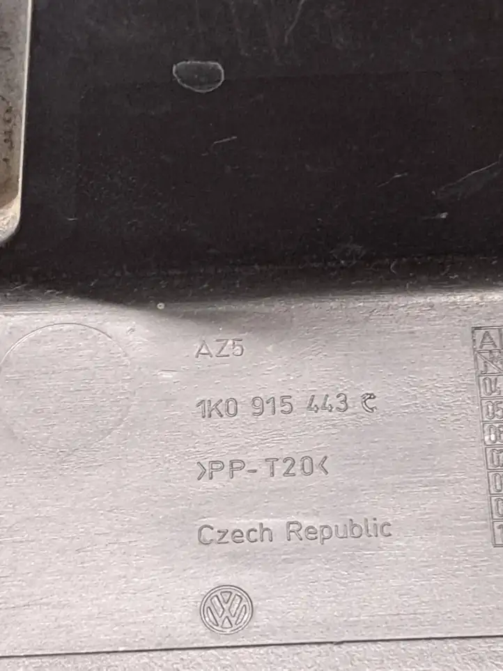 Volkswagen PASSAT B6 (2005 - 2010) 1K0915443C Крышка ящика аккумулятора — фото 4
