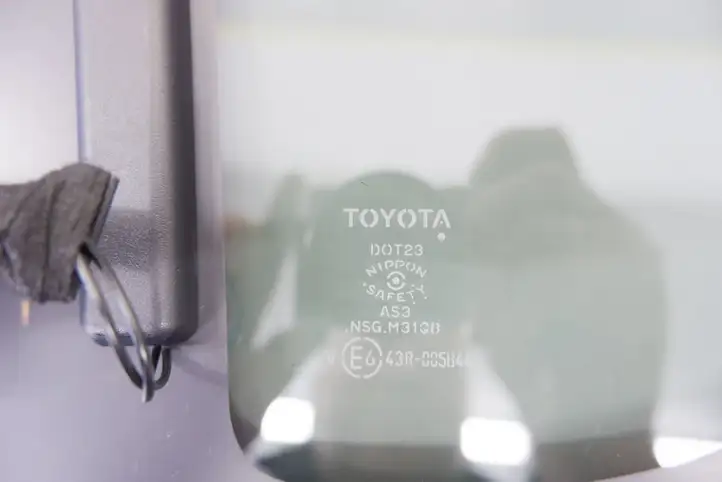 Toyota RAV 4 (XA40) (2012 - 2018) 6271042320 Заднее боковое стекло — фото 3